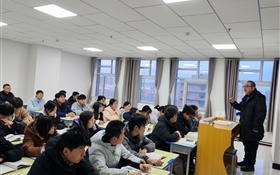 校長(zhǎng)李海軍深入聯(lián)系班級(jí)、宿舍、課堂與學(xué)生談?chuàng)?dāng)、話成長(zhǎng)